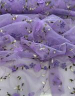 Siuvinėtas tiulis su gėlytėmis, violetinis