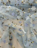 Siuvinėtas tiulis su gėlytėmis, žydras