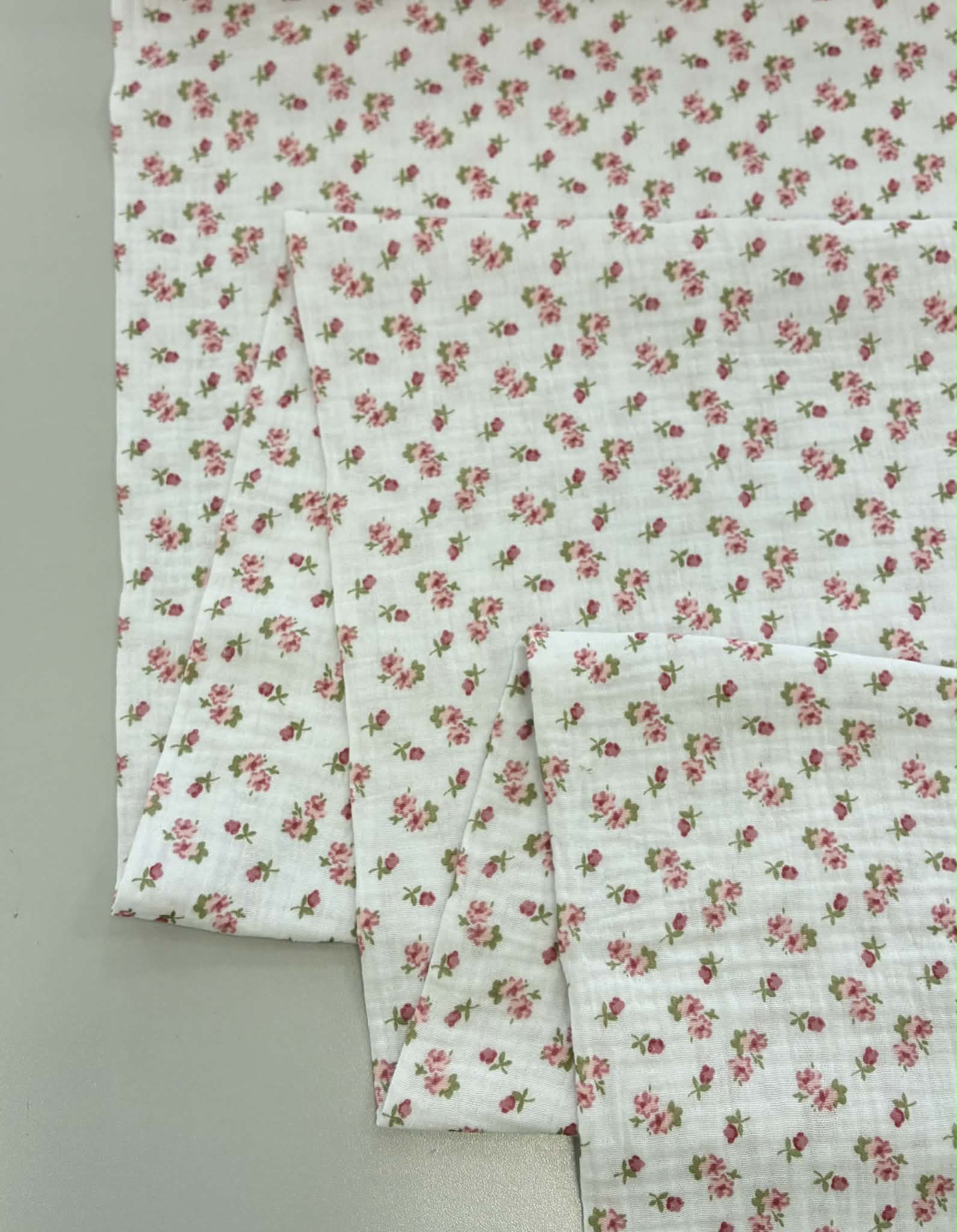 Medvilninis double gauze muslinas Smulkios gėlytės baltas Medvilninis double gauze muslinas Smulkios gėlytės baltas