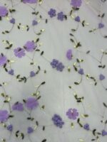 Siuvinėtas tiulis su gėlytėmis, violetinis