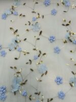 Siuvinėtas tiulis su gėlytėmis, žydras