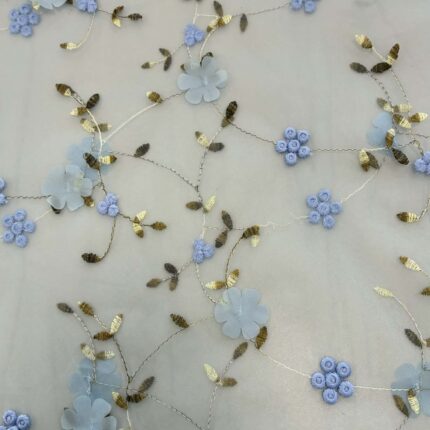 Siuvinėtas tiulis su gėlytėmis, žydras