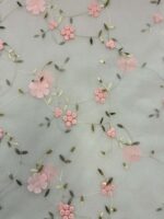 Siuvinėtas tiulis su gėlytėmis, persikinis