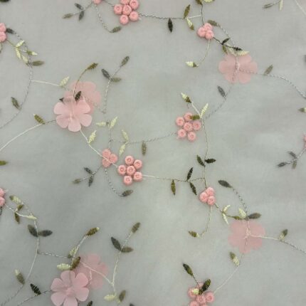 Siuvinėtas tiulis su gėlytėmis, persikinis