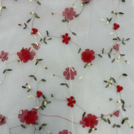 Siuvinėtas tiulis su raudonomis gėlytėmis, pieno baltumo