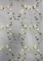 Siuvinėtas tiulis su gėlytėmis, pieno baltumo