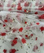 Siuvinėtas tiulis su raudonomis gėlytėmis, pieno baltumo