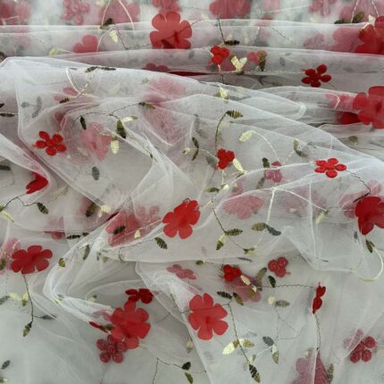 Siuvinėtas tiulis su raudonomis gėlytėmis, pieno baltumo