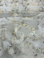 Siuvinėtas tiulis su gėlytėmis, pieno baltumo