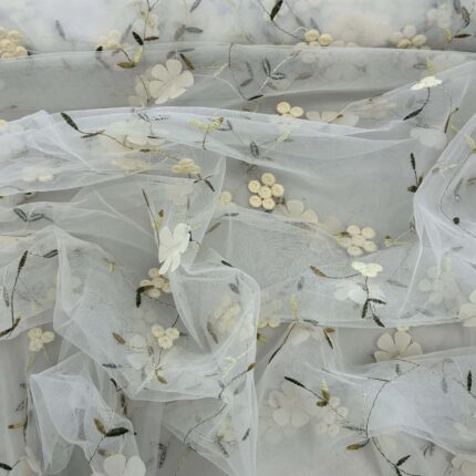 Siuvinėtas tiulis su gėlytėmis, pieno baltumo